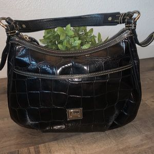DOONEY & BOURKE BLACK CROC PATTERN HANDBAG